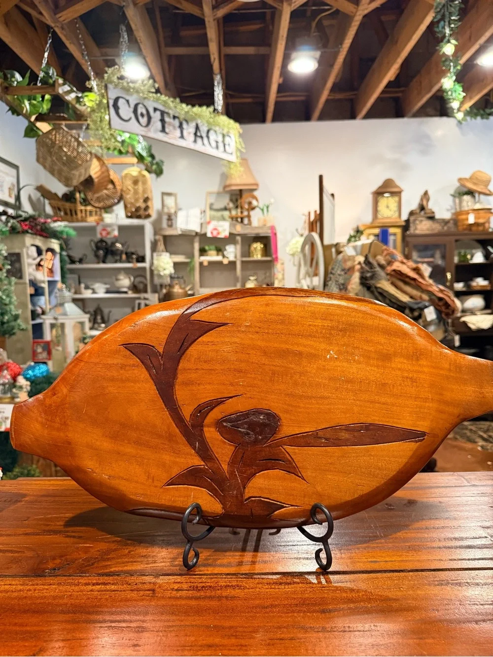 VTG Hand-Carved Wooden Serving Tray with Floral Motif - Warm Honey Tone